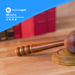 Martello di legno del giudice su base in aula di tribunale per procedimenti di liquidazione giudiziale