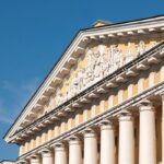 Palazzo della giustizia con colonne, sede tribunale italiano per procedimenti legali e ricorsi