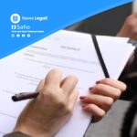 Due persone firmano contratto con penna su documento legale, logo News Legali e Safio visibili
