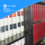 Libri giuridici e codici legali su scaffale biblioteca legale professionale