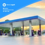 Stazione di servizio carburante con colonnine rifornimento al tramonto
