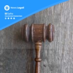 Martello del giudice su tavolo in legno, simbolo di giustizia e diritto processuale civile