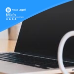 Deposito telematico documenti processo civile con laptop e tastiera su scrivania studio legale