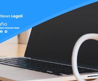 Deposito telematico documenti processo civile con laptop e tastiera su scrivania studio legale