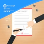 Firma digitale su contratto di factoring con due mani su scrivania in legno