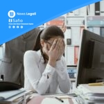 Professionista stressato in studio legale con documenti e computer, rappresentativo di responsabilità amministrativa e …