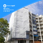 Edificio residenziale in ristrutturazione con ponteggi, tema superbonus 110%