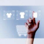 Mano che interagisce con interfaccia digitale di marketplace con carrello acquisti e prodotti