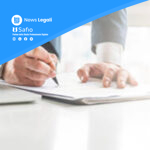 Professionista legale firma documento contratto credito fondiario su scrivania