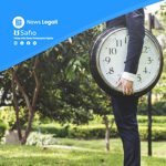 Professionista con orologio grande simboleggia tempistiche obblighi informativi mediatore immobiliare