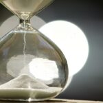 Clessidra con sabbia che scorre, simbolo del tempo e della prescrizione nei procedimenti di pignoramento ereditario