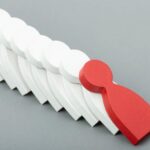 Figura stilizzata rossa che si distingue tra figure bianche, rappresenta licenziamenti collettivi e criteri di scelta s…