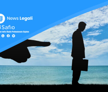 Silhouette uomo d'affari allontanato dal lavoro, mobbing e discriminazione sul lavoro, danno professionale