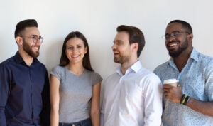 Gruppo di professionisti sorridenti in riunione di comunicazione aziendale