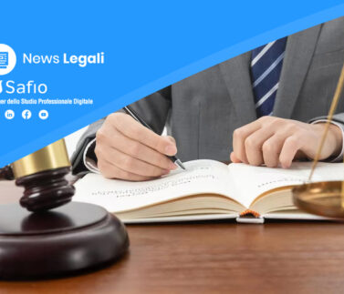 Unificazione-della-fase-sommaria-e-di-quella-eventuale-di-opposizione. Avvocato firma documento legale con bilancia della giustizia e martelletto su scrivania professionale