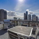 Terrazza con vista skyline città, simbolo di patrimonio immobiliare ereditario e miglioramenti beni