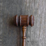 Martello del giudice su sfondo legale, simbolo di giustizia e diritto processuale civile