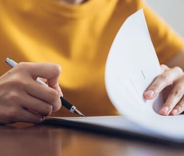 la-clausola-di-proroga-della-competenza-giurisdizionale-contenuta-in-condizioni-generali-di-contratto-non-sottoscritte-ne-espressamente-richiamata-nel-testo-contrattuale-e-inefficace Firma di documento contrattuale con clausola di competenza giurisdizionale in condizioni generali