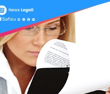 la-mancata-prova-della-colpa-di-organizzazione-e-del-relativo-nesso-causale-con-il-reato-presupposto-esclude-la-configurabilita-di-una-responsabilita-dellente-ai-sensi-del-d-lgs-n-231 Donna professionista legge documento legale con attenzione, simbolo di analisi giuridica e responsabilità organizzativa
