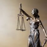 Statua della Giustizia con bilancia e spada, simbolo del diritto e della legalità italiana