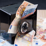 Cassaforte con banconote euro e lucchetto, simbolo di sicurezza finanziaria e gestione patrimonio