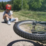 Bicicletta con ruota danneggiata su strada, caso di responsabilità civile per danno a cosa in custodia