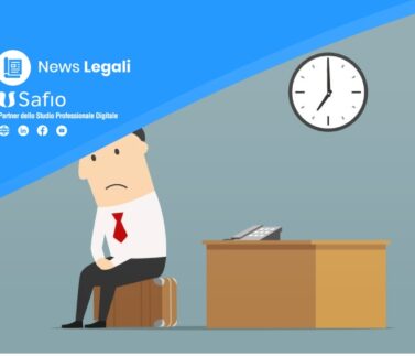 deve-considerarsi-orario-di-lavoro-il-periodo-durante-il-quale-ce-lobbligo-per-il-prestatore-di-permanere-presso-il-luogo-di-lavoro-per-svolgere-attivita-di-guardia-e-custodia-anche Uomo d'affari in attesa presso scrivania con orologio, illustrazione su orario di lavoro e obbligo di permanenza