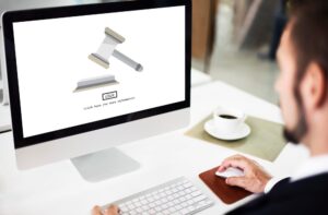 Professionista legale al lavoro su computer
