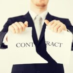 Uomo d'affari straccia contratto - Risoluzione e rescissione contrattuale nel diritto del lavoro italiano