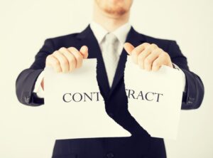 Uomo d'affari straccia contratto - Risoluzione e rescissione contrattuale nel diritto del lavoro italiano