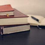 Libri di diritto e documenti legali su scrivania per studio amministrativo
