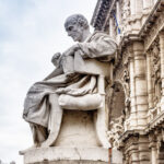 Scultura allegorica della Giustizia presso palazzo storico, simbolo di diritto e legalità per News Legali