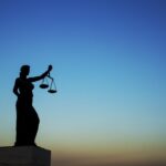 Silhouette della Giustizia con bilancia, simbolo della legalità e diritto costituzionale italiano