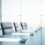 Sala riunioni professionale con tavolo e bicchieri d'acqua per incontri legali e consulenze