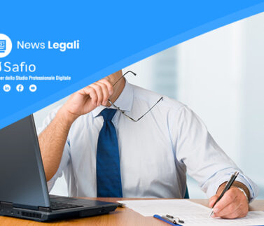 la-vendita-effettuata-durante-la-sospensione-del-processo-esecutivo-e-invalida Professionista legale al lavoro su laptop con documenti di processo esecutivo