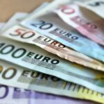 Banconote euro sovrapposte per illustrare apertura di credito garantita