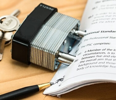 Documento legale aperto con penna e lucchetto simboleggiante tutela diritti e riservatezza professionale