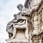 Statua allegorica della Giustizia su edificio storico, simbolo del diritto e delle istituzioni legali italiane