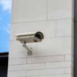 Telecamera di sorveglianza installata su muro in pietra di edificio per monitoraggio e sicurezza