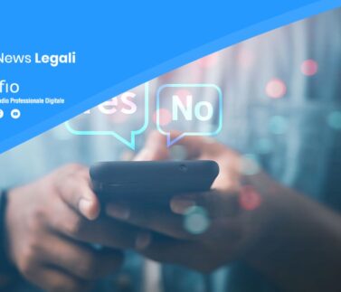 dati-privacy Persona con smartphone mostra messaggi "Yes" e "No" su consenso dati e privacy digitale
