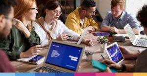 Riunione di lavoro in team su disciplina IVA enti associativi con documenti e laptop