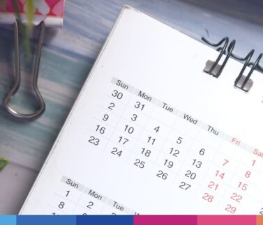 Calendario da scrivania con spirale metallica e date in evidenza per pianificazione scadenze fiscali e legali