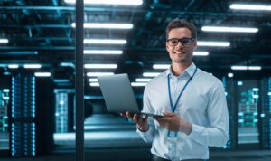Professionista legale con laptop in data center, tecnologia e innovazione digitale nel settore giuridico