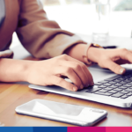 Professionista al lavoro su laptop per gestione fatturazione e CRM digitale