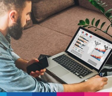 fatturazione-elettronica-e-commerce-4 Uomo analizza fatture e dati fiscali su laptop con grafici e documenti di e-commerce