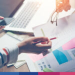 Riunione di lavoro con analisi di grafici e dati per piano marketing PMI