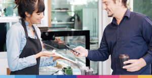 Consulente fiscale spiega vantaggi carta fedeltà ristorante a cliente durante transazione