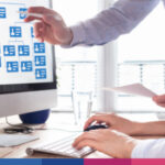 Professionista dello studio legale al lavoro con computer e documenti fiscali