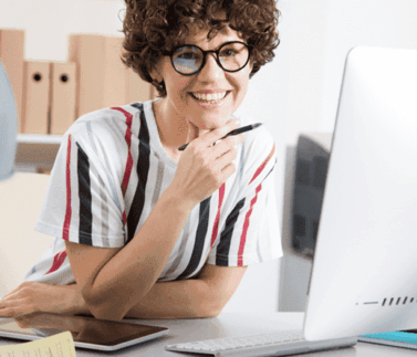 Consulente fiscale donna al computer redige documenti aziendali per SPID aziendale