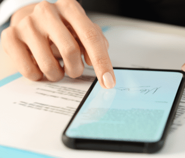 Mano su smartphone con documento fiscale e modulo cm-10 su scrivania